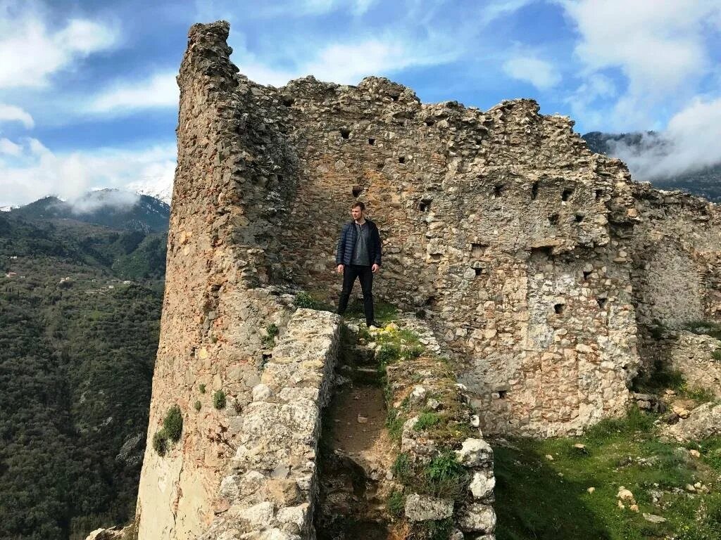 300 спартанцев отбор детей. Спарта скала. Спартанцы сбрасывали детей со скалы. Спарта скала. Спарта скала.