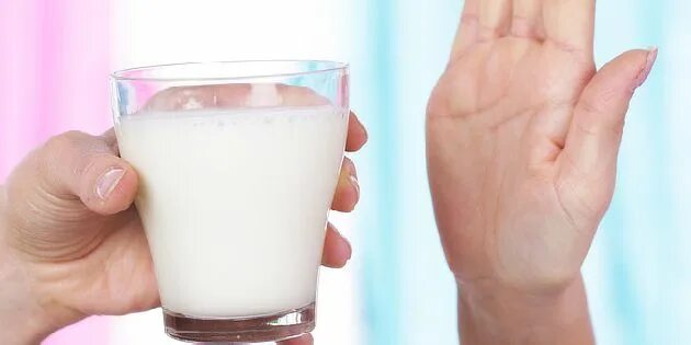 Молоко после 25. Молоко для аллергиков. Непереносимость белка молока. Стакан молока фото.