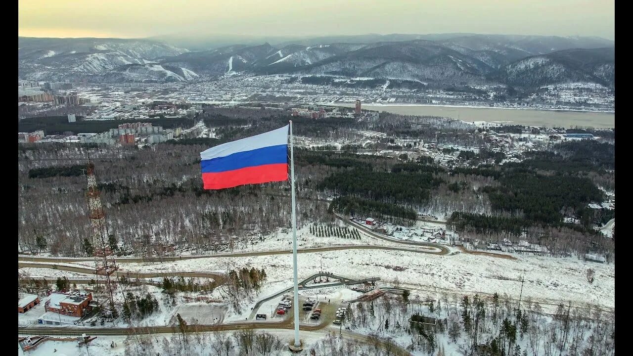 Флаг на сопке красноярск. Флагшток в красноярске на николаевской сопке. Размер флага в красноярске. Размер флага в красноярске. Флаг на николаевской сопке красноярск.
