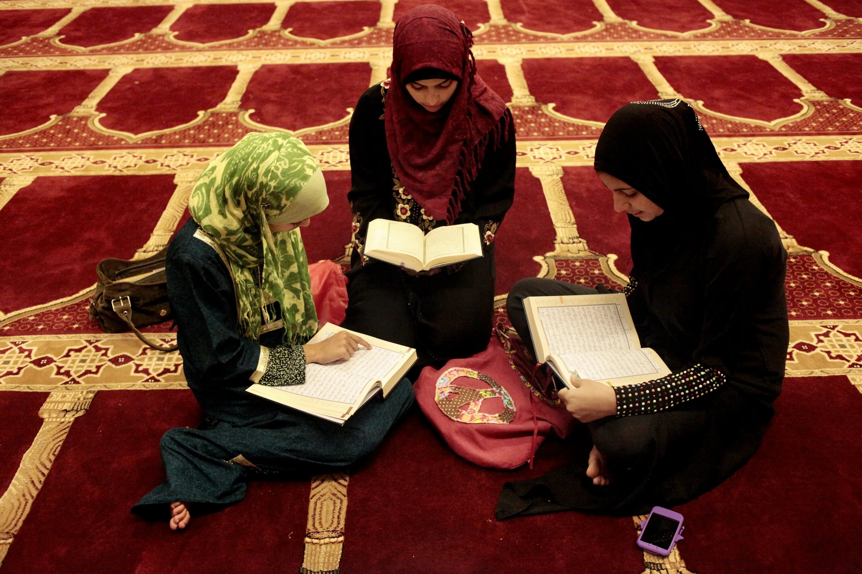Мусульманин с Кораном. Мусульманка и Коран.