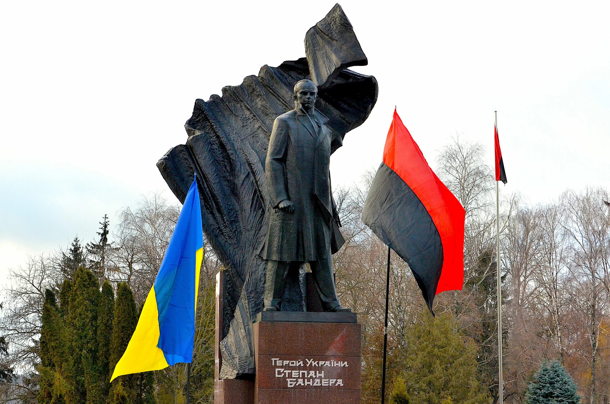 Степан бандера памятник в украине. Украинские бендеры. Богдан сташинский. Памятники бандера степан бандера в украине. Степан бандера.