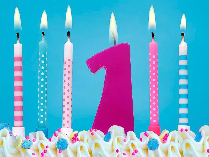 Торт для мальчика со свечами. Свеча с днем рождения. 1 годик мальчику. Кекс со свечкой. Свечка 1 год.