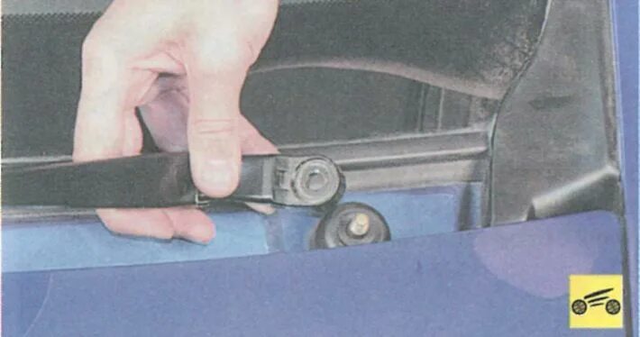 Логан 2 механизм двери. Рено логан 2006 уплотнение окна. Крепление стекла к стеклоподъемнику рено логан 1. Боковое крепление лобового стекла логан 1. Механизм подъема стекла рено логан 2006г.