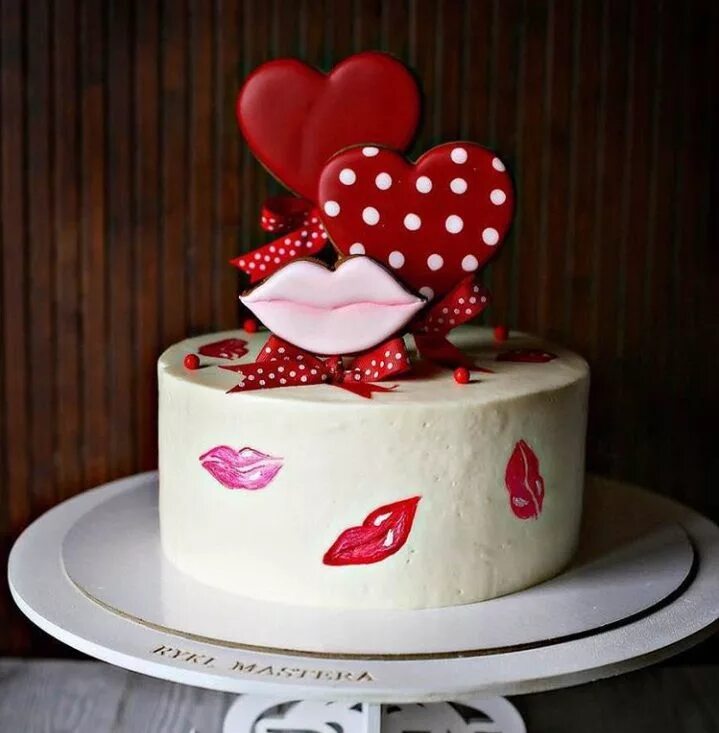 Торт с поцелуем. Торт на день влюбленных. Торт с сердечками.