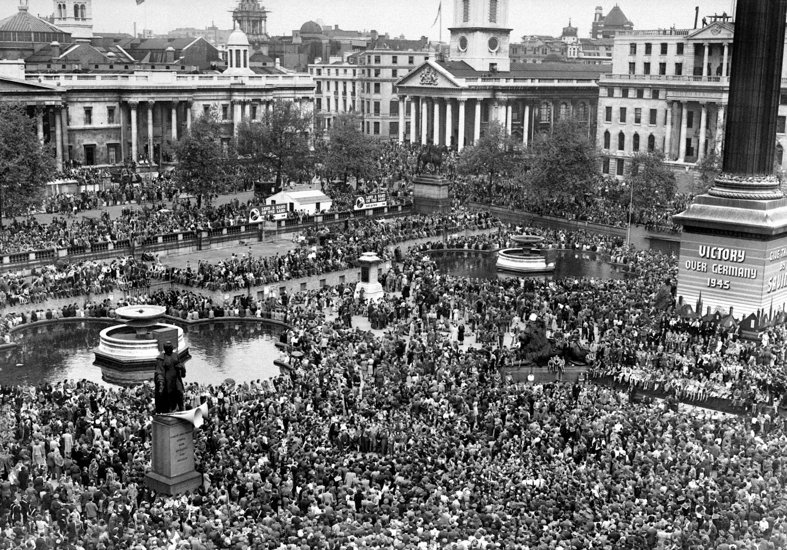Англия после революции. Уинстон Черчилль на Трафальгарской площади. Лондон 1945 год. Великобритания 1945. Англия 1945 год.