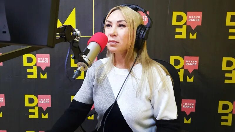 Ведущая DFM. Ведущие дфм Москва. Ведущие радио дфм фото. Дфм 107.5. Дфм волна