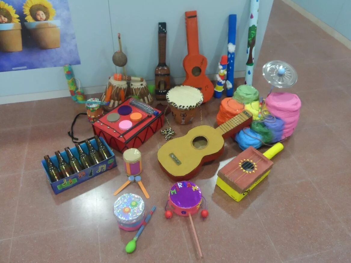 Самодельные музыкальные. Шумовые инструменты в детском саду. Самодельные детские музыкальные инструменты. Музыкальные инструменты из подручных материалов. Шумовой инструмент из подручных материалов.
