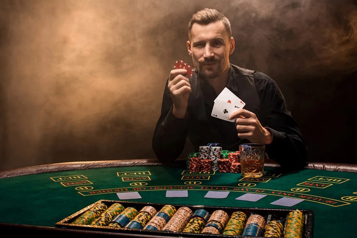 Покер на деньги 2023. Чарли Карелл Покер. Мужчина за покерным столом.