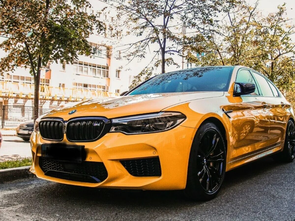 М5 машина купить. BMW m5 f90 Золотая. BMW m5 f90 желтая. BMW m5 f90 Orange. BMW m5 f90 купе.