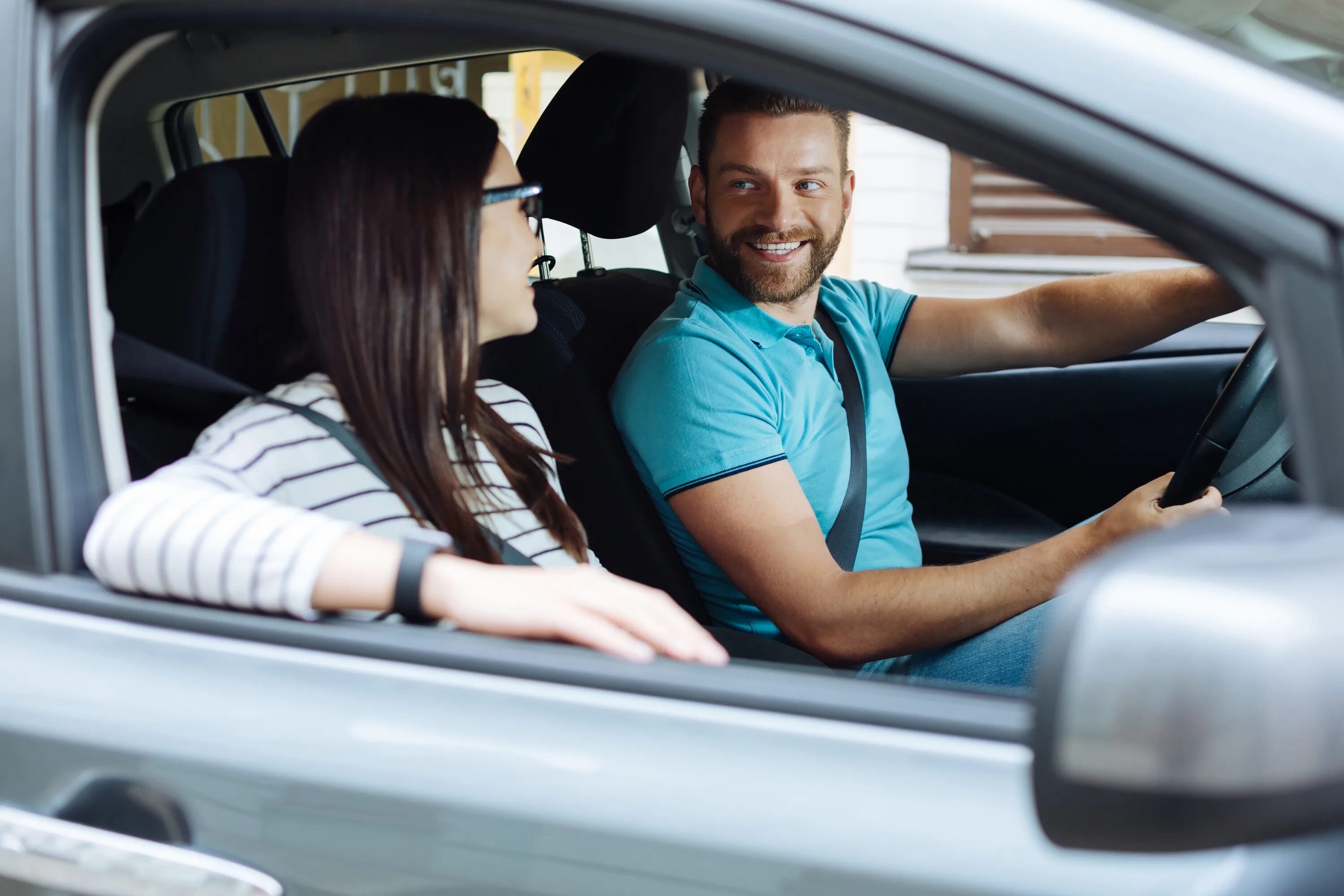 When we drive the car. Водитель и пассажир. Отвлечение внимания за рулем. Человек на дороге с телефоном.