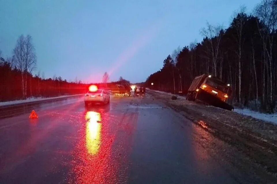 Трасса смерти тюмень. Авария КАМАЗ на трассе Тюмень Ханты. Авария на Тюменской трассе. Лыткарино дорога смерти. Авария с погибшим на трассе Ханты-Тобольск 23.02.2023.