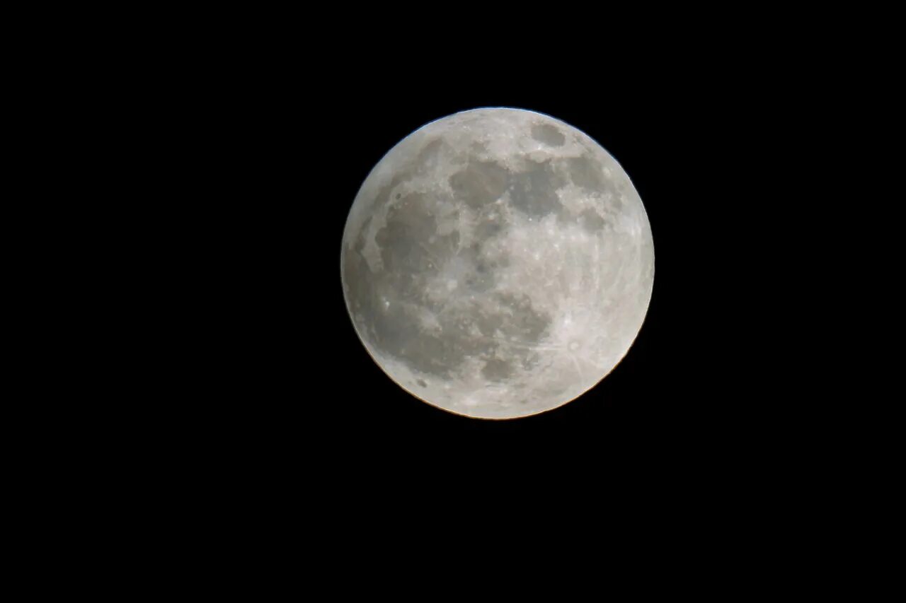 Полутеневое лунное затмение. Полутеневое лунное затмение фото. Полутеневая Луна. Halbschatten. Сжатие луны
