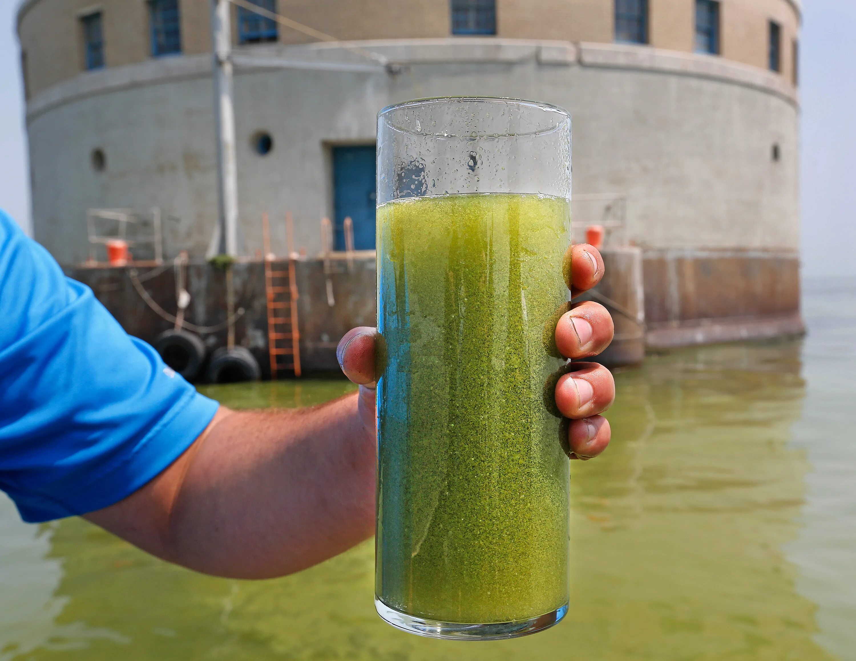 Загрязнение питьевой воды. Качество воды. Грязная вода. Грязная вода в стакане. Повышение качества воды