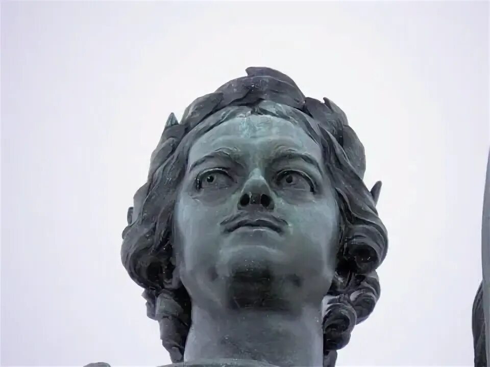 Почему у медного всадника сердечки