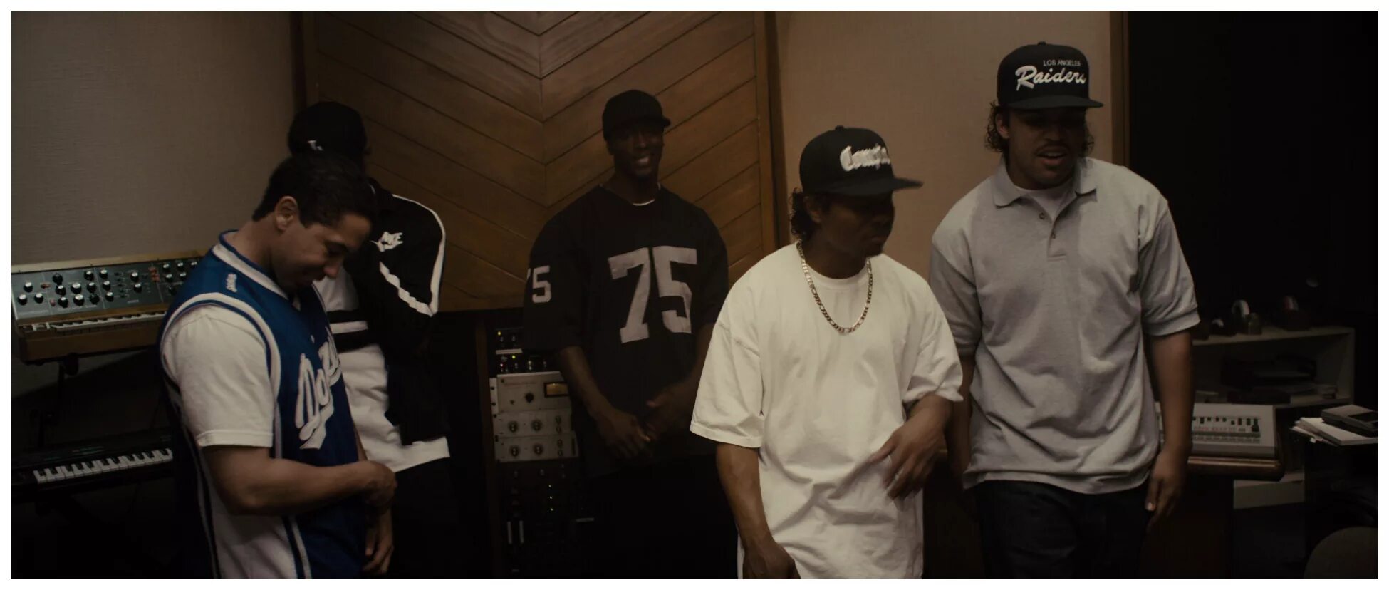 Голос улиц ( straight outta compton, 2015 ). Элдис ходж голос улиц. Р маркус тейлор голос улиц. Голос улиц 5. Голос улиц ( straight outta compton, 2015 ).