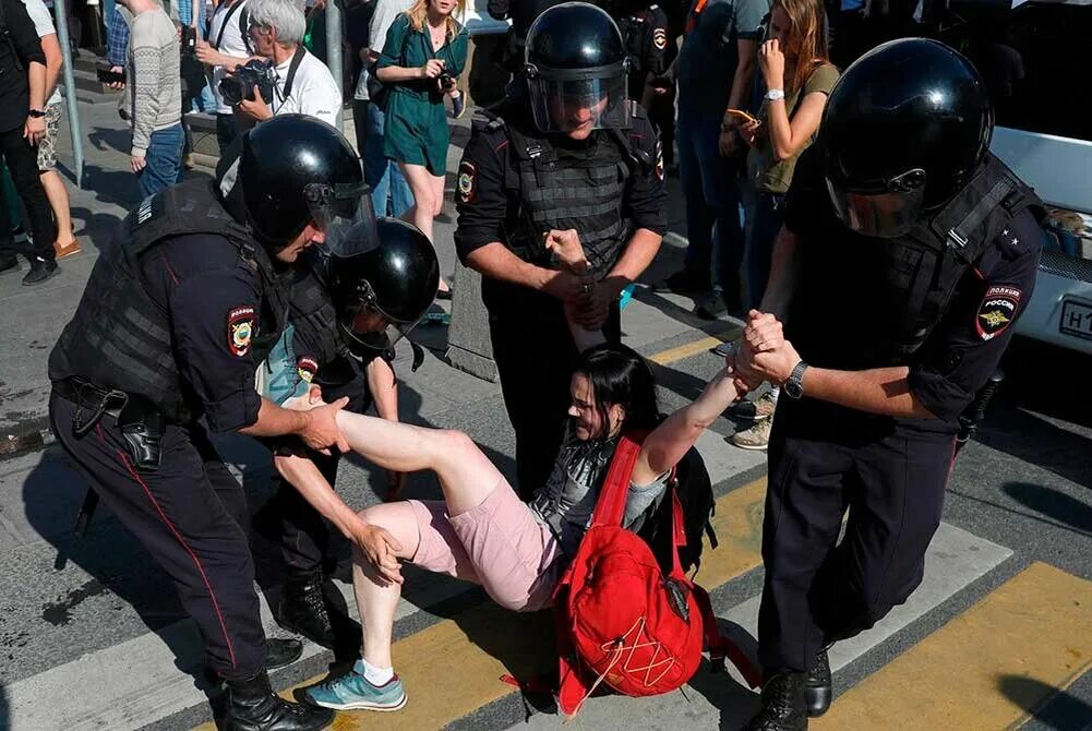 Митинг бьют