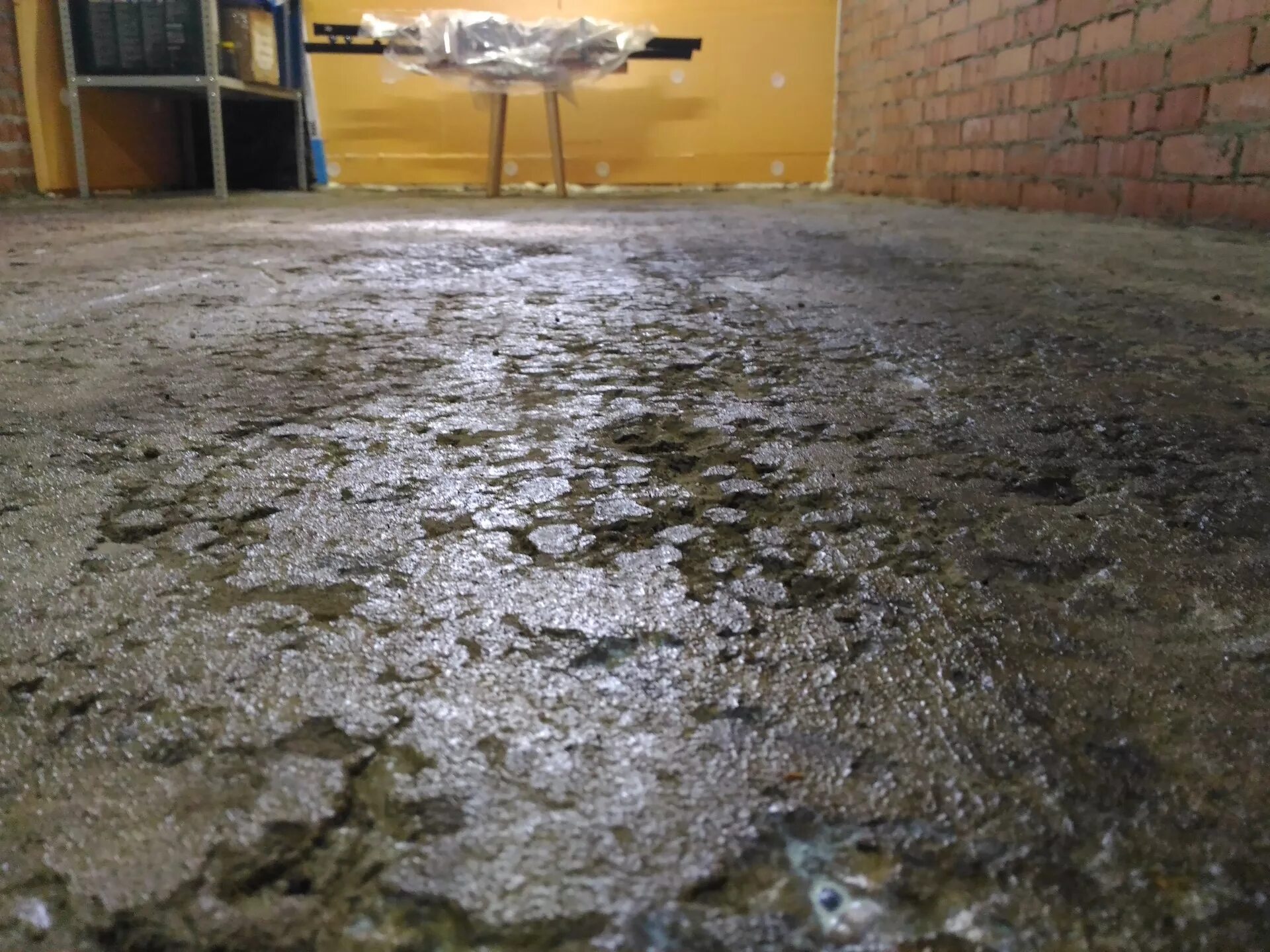 Разбил пол. Крашеный бетонный пол. Покрасить бетонный пол. Старый бетонный пол. Разрушенный бетонный пол.