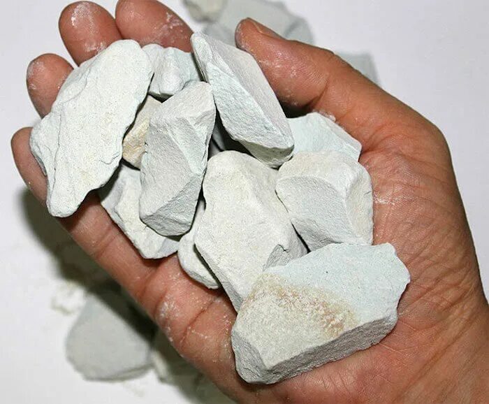 Кипящие камни. Цеолит минерал. Цеолит вулканический минерал. Цеолит клиноптилолит Zeolite. Цеолит минерал Кристалл.