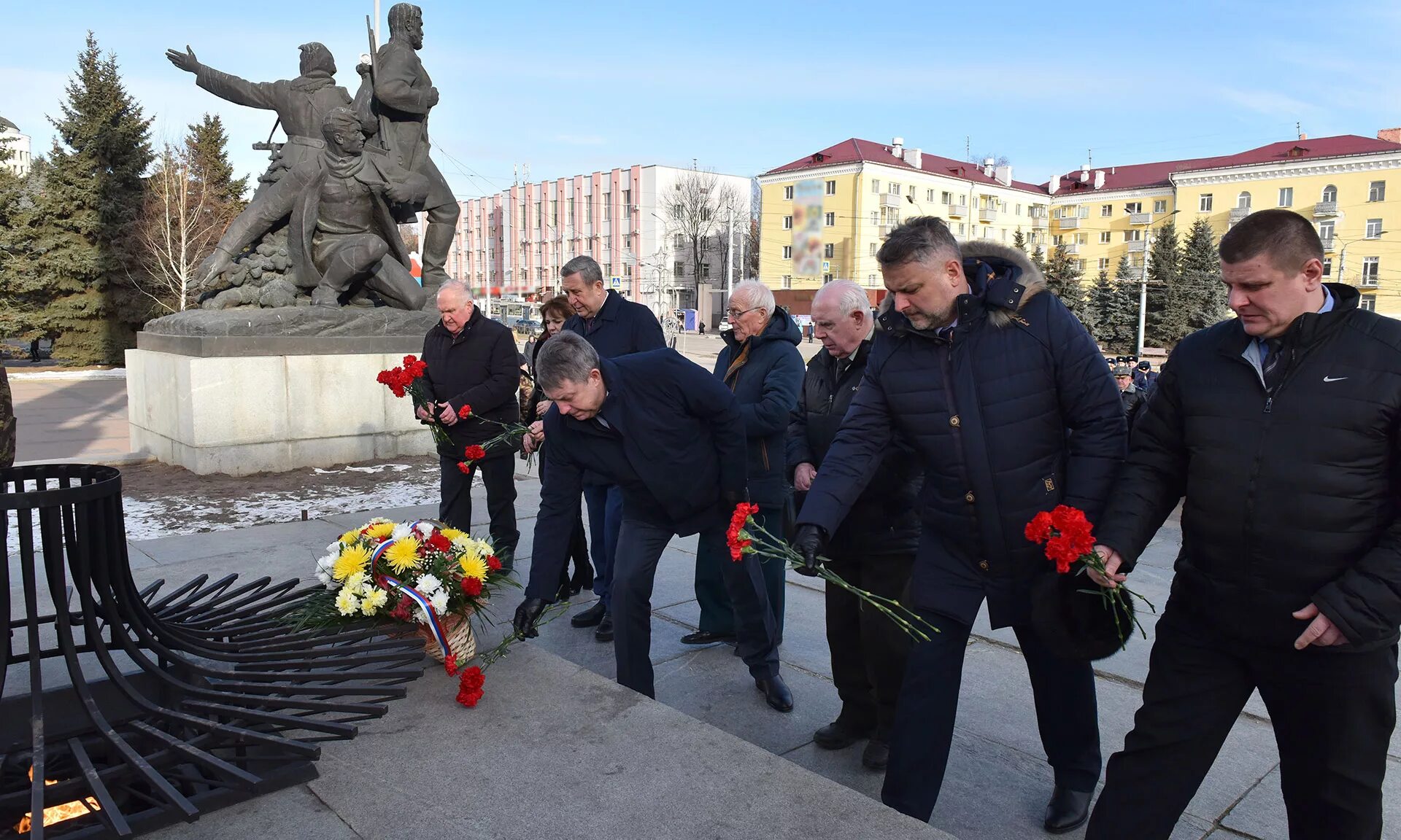 Новости брянска и брянской области сегодня последние. Вечный огонь Брянск площадь Партизан. Вечный огонь Брянск Бежица. Вечный огонь 2 Брянск. Военные события в Брянске.