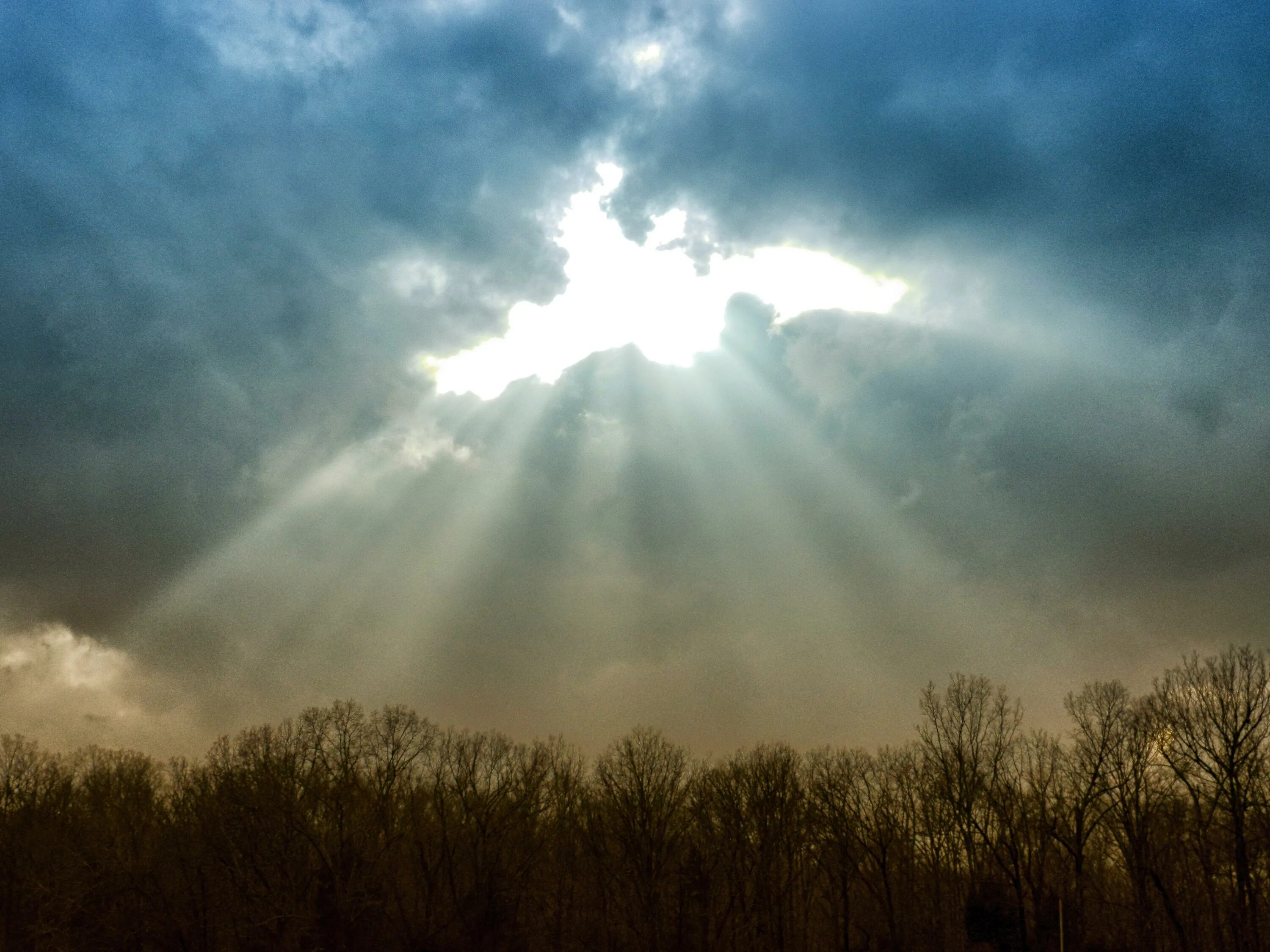 С неба свет прольется. Свет солнца. С неба свет прольется. Лучи солнца. Солнце сквозь тучи.