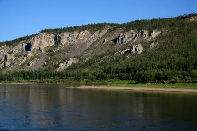 Река лена город усть кут. Река лена усть кут. Река пеледуй. Природа жигалово иркутской области. Скалы щеки.