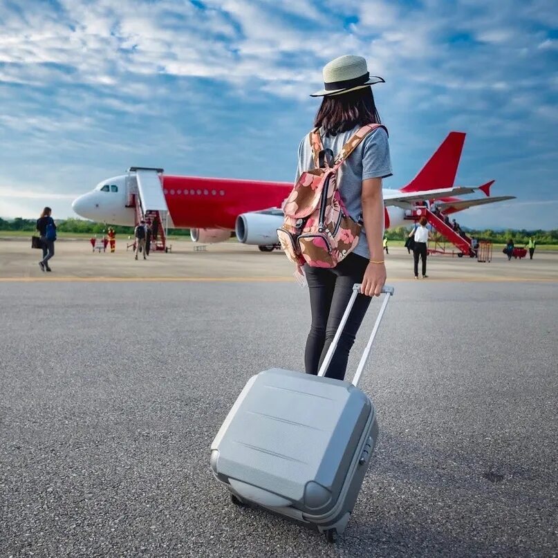 Boarding travel. Девушка с чемоданом. Фотосессия с чемоданом. Путешественница с чемоданом. Чемодан для девочек.
