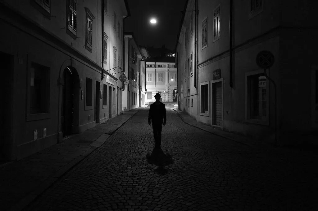 Идти по темной улице. Человек ночью на улице. Темный силуэт. Идти по темной улице. Идти по темной улице.