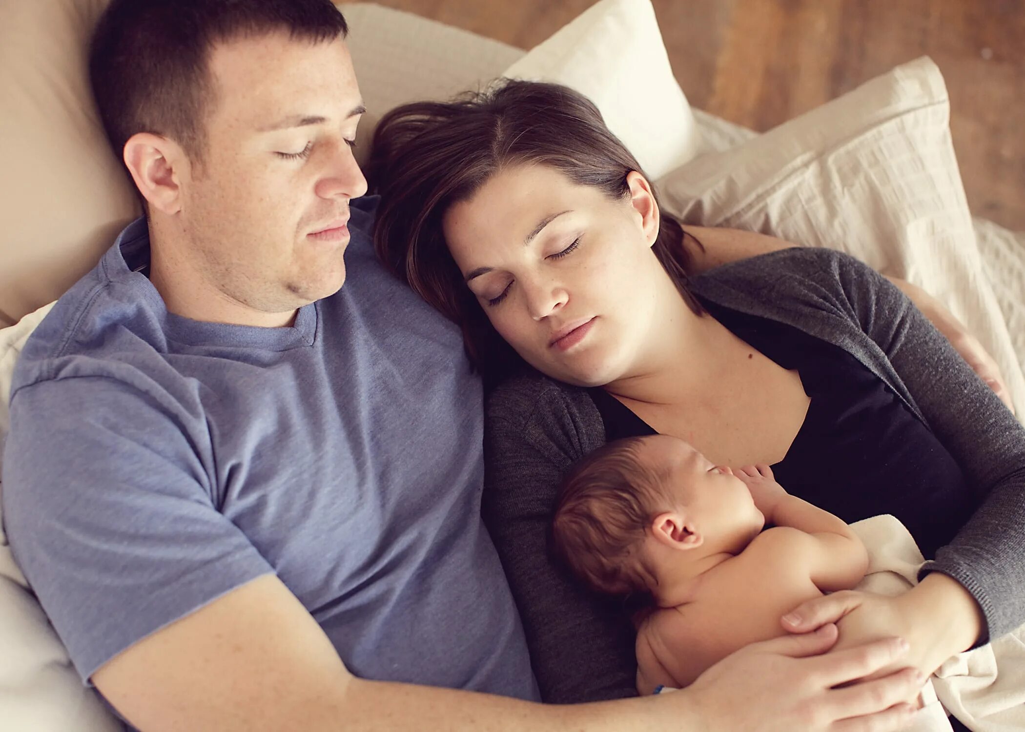 Молодые родители. Фотосессия с новорожденным и мужем. Родители и дети. Молодые семьи с детьми. К чему снятся родители бывшего