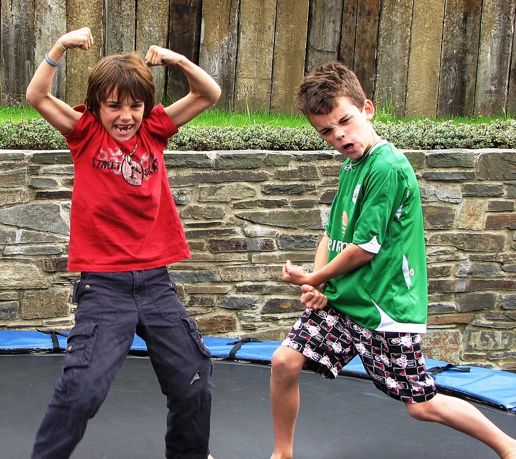 Из мальчика в девочку. Как можно стать мальчиком. Одежда для детей трансгендеров. Как можно стать мальчиком. Дети во дворе.