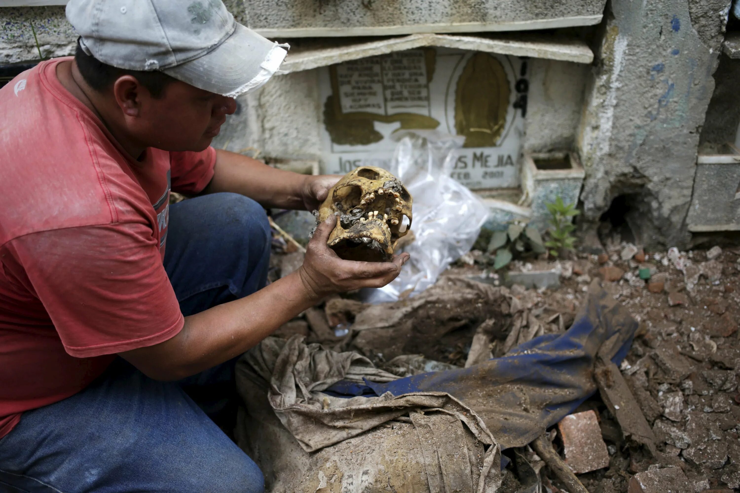 Чистильщики могил в Гватемале.
