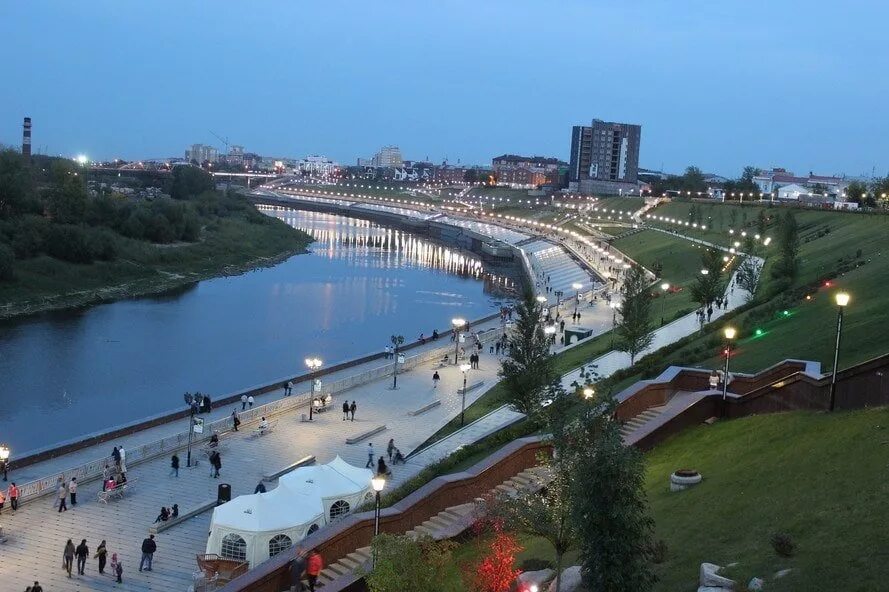 набережная тюмень. набережная реки тура тюмень. река тура тюмень. тюмень набережная реки тура летом. река в тюмени на набережной.