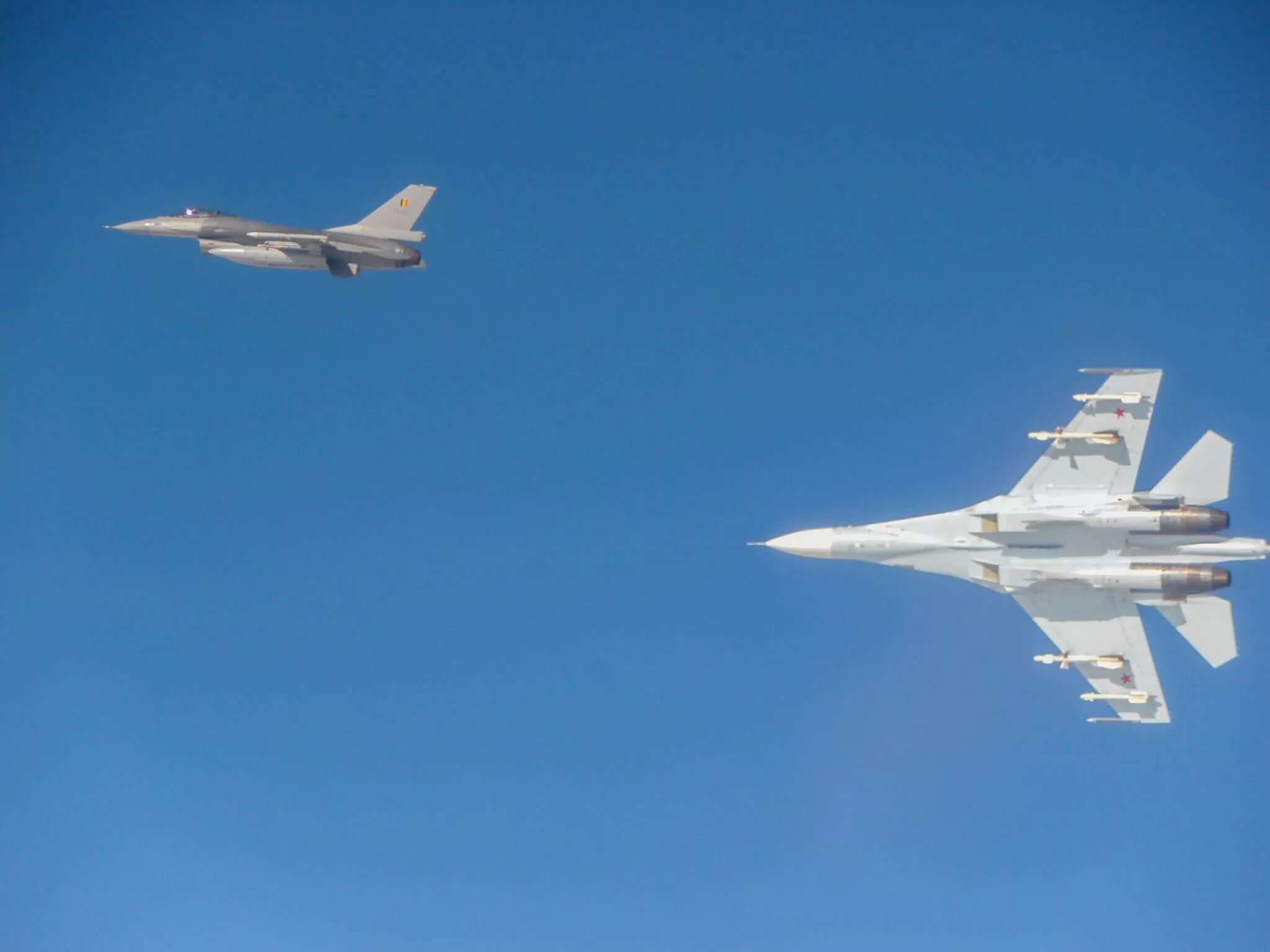 F16 vs su27. F-16 И Су-27. Су-27 ВВС США. Су-27 НАТО. Ф 16 против