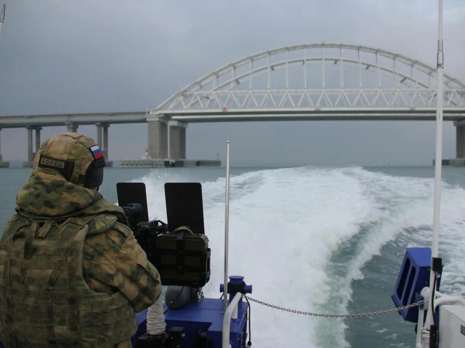 Керченский пролив военные. Крымский мост взорвали 2022. Атака на Крымский мост 2022. Крымский мост военные. Охрана Крымского моста.