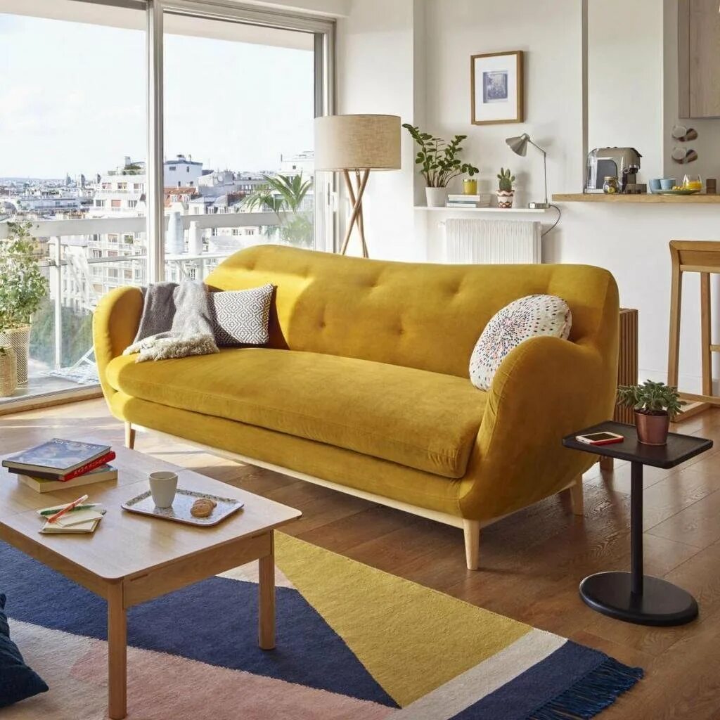 Горчичный в интерьере. Желтый диван в интерьере. Диван горчичного цвета в интерьере. Светло желтый диван. Гостиная с желтым диваном.
