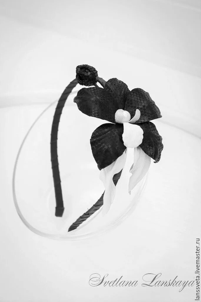 Черно белый ободок. Ободок черно белый. Ободок с черными цветами. Черно белое украшение для волос. Черно белые цветы на ободки.
