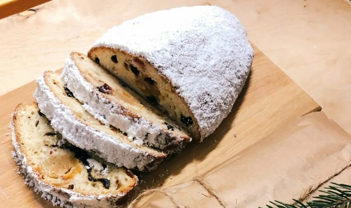 Рождественский кекс stollen. Рождественский пирог штоллен. Рождественский пирог штоллен. Дрезденский штоллен. Штоллен творожный рождественский.