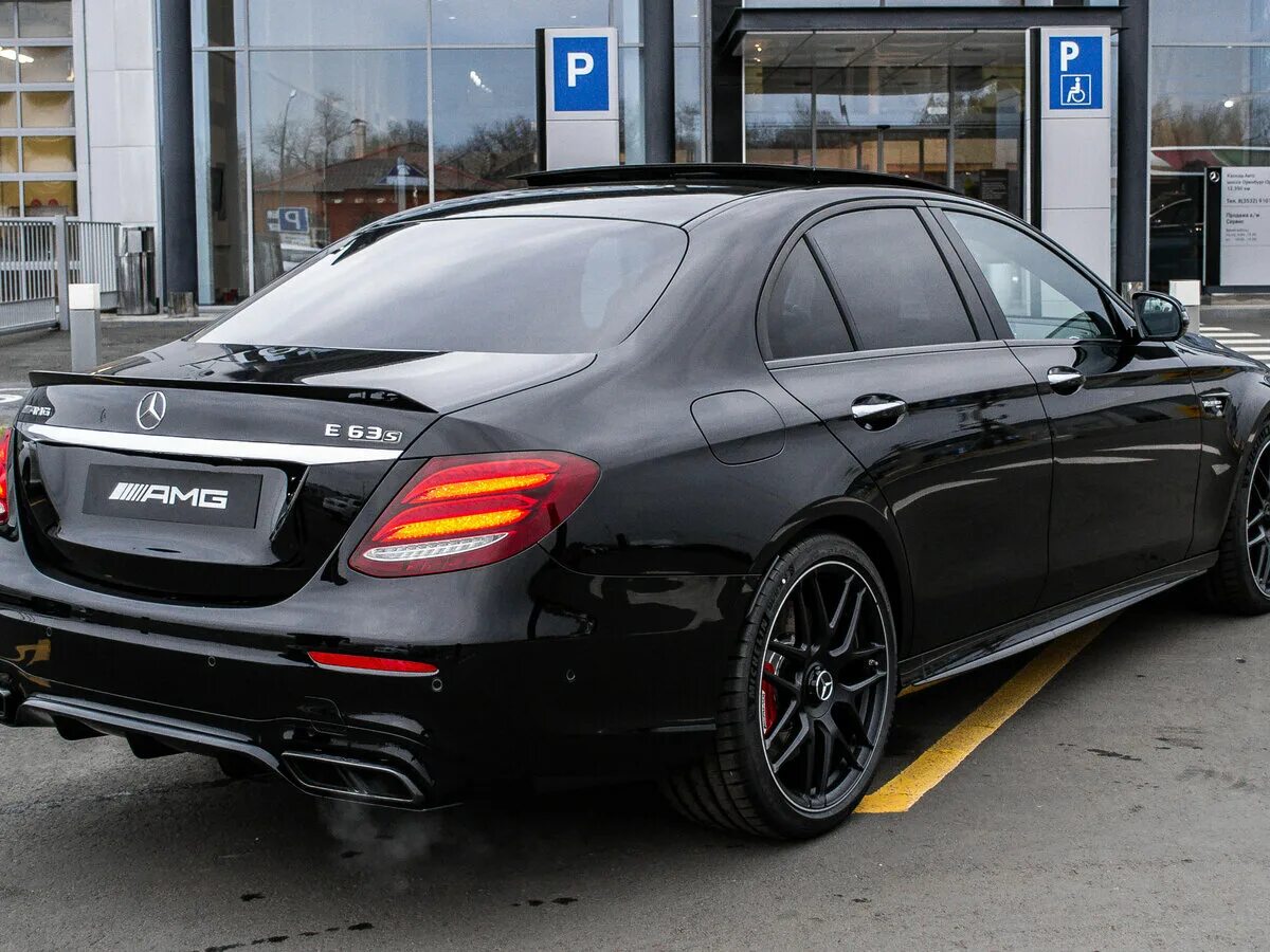 Mercedes e63s w213. Mercedes AMG e63 s черная. Mercedes e63s AMG w213. Мерседес е63 АМГ 213 черный. Мерседес е 63 s AMG.