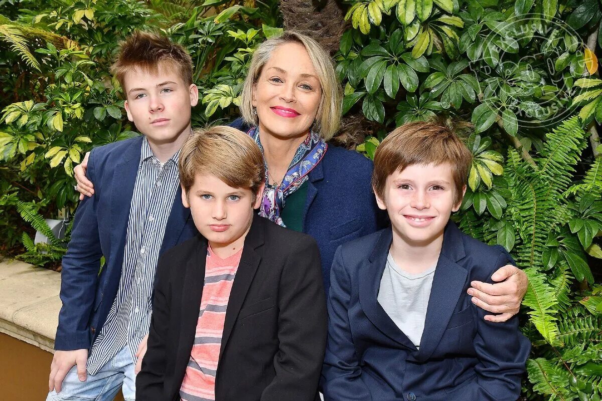Мамы 3 актрисы. Шэрон Стоун с сыновьями. Шэрон Стоун с сыновьями фото 2017. Шэрон Стоун с сыновьями 2023 год. Сын Шерон Стоун Роан.