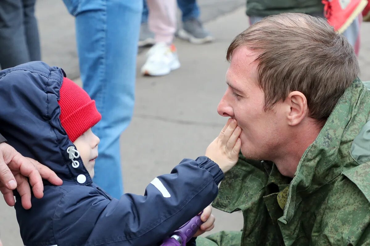 Россия проводит мобилизацию. Мобилизованные прощание с детьми. Солдат с ребенком. Военные и дети Россия. Мобилизация многодетных отцов.