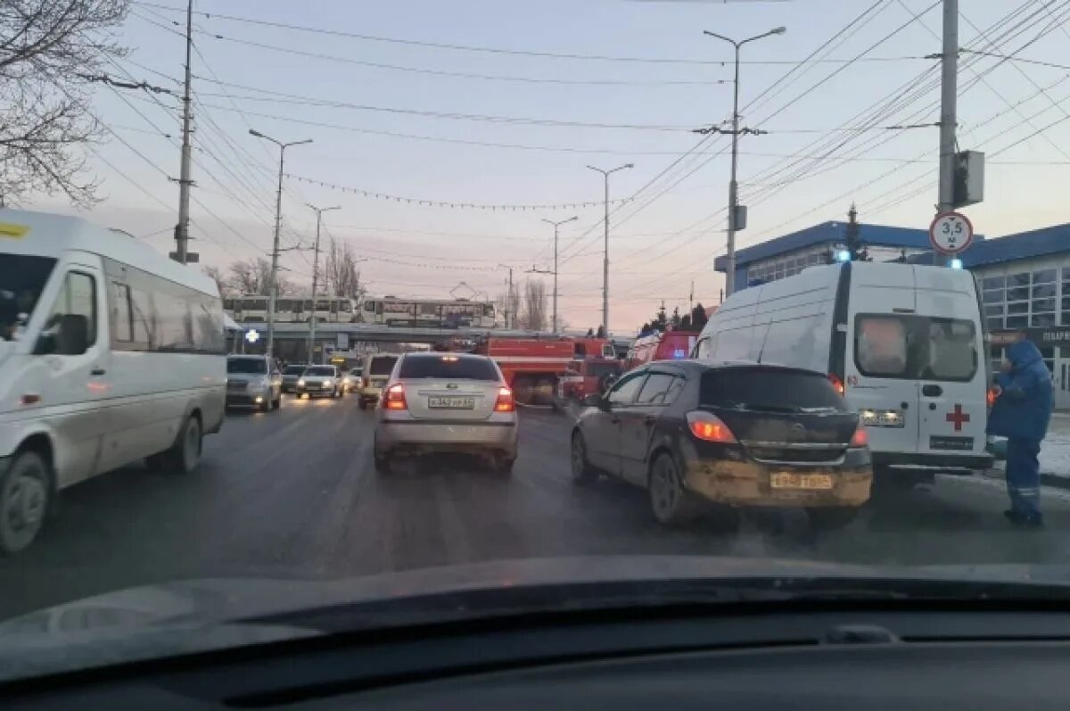 Обстановка в саратове на сегодня. Пожар Славянская площадь Саратов. Пожар на 3 дачной сегодня в Саратове. Саратов трамвай задымление.