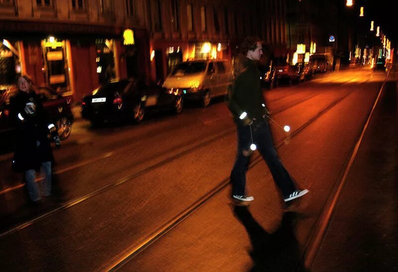 Светоотражатели для пешеходов. Пешеход в темное время суток. Светоотражатели на одежду. Световозвращатели для пешеходов.
