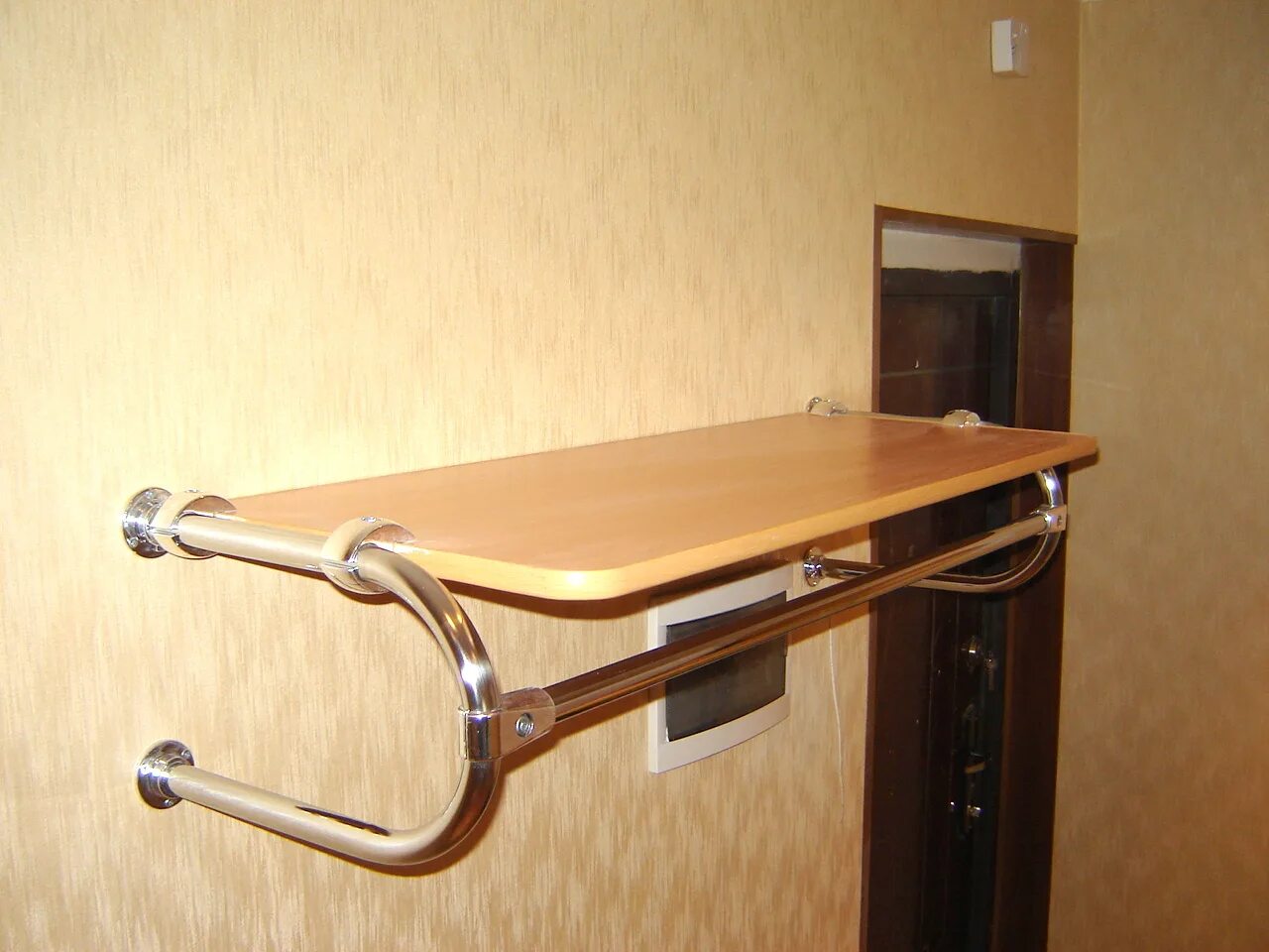 Вешалка в прихожую. Прихожая как крепить к стене. Прихожая как крепить к стене. Штанга в прихожую настенная. Полка с крючками в прихожую.