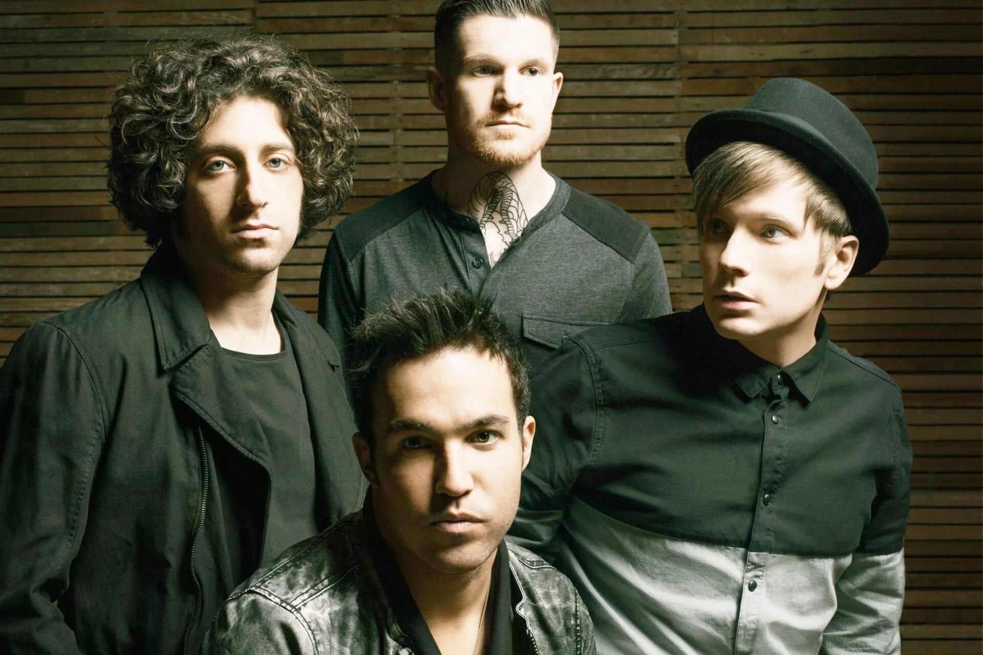 Fall out группа. Группа fall out boy. группа fall out boy 2025. fall out boy 2001. fall out boy 2005.