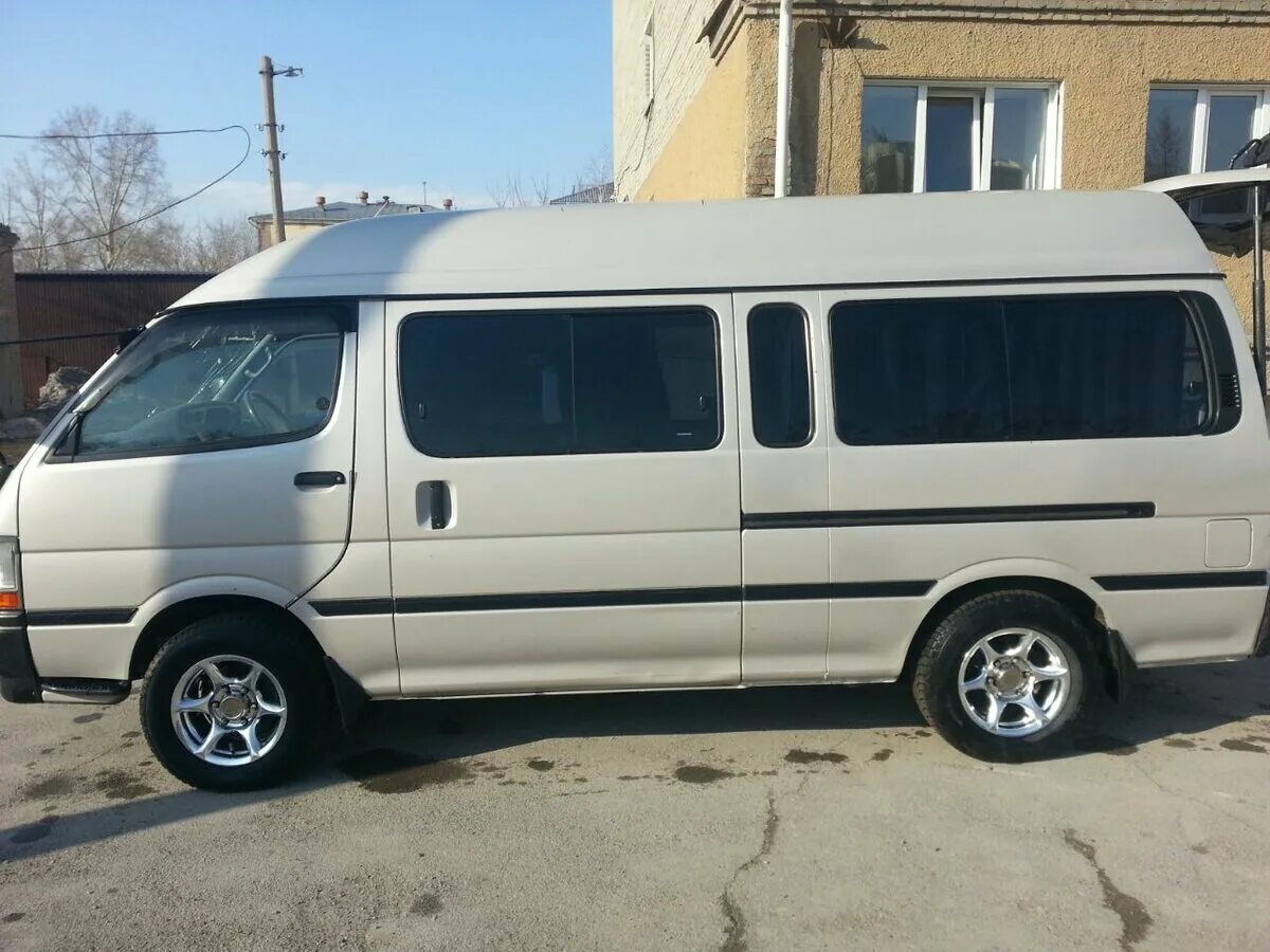 Купить микроавтобус бу недорого. Toyota Hiace h200 серый. Тойота Hiace 2004. Hiace 2004 Тойота Хайс. Toyota Hiace h200 микроавтобус.