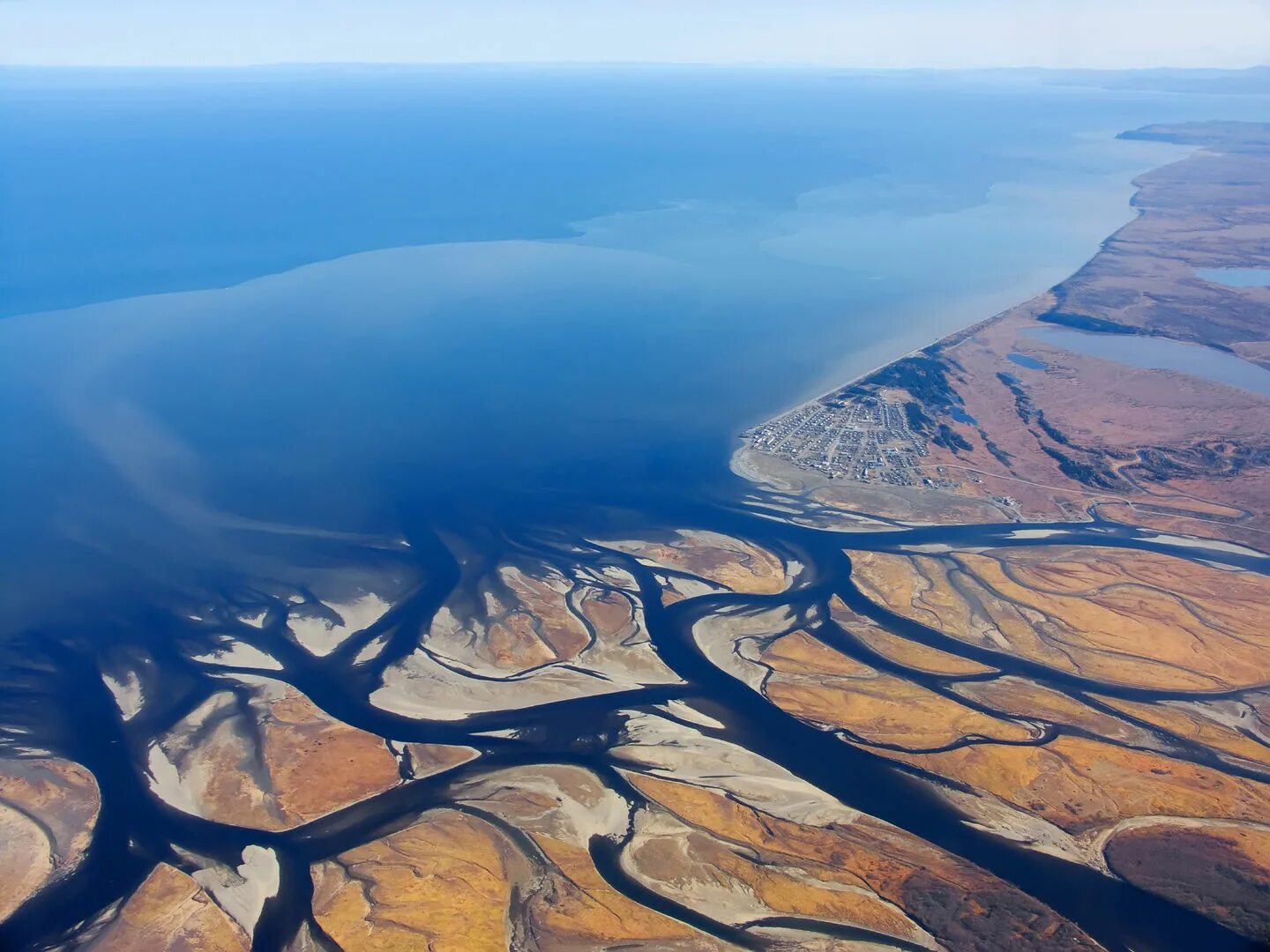 Река россии впадающая в два моря. Дельта реки Лена. Дельта реки Обь. Дельта реки Селенга. Река Устье Дельта Лена.