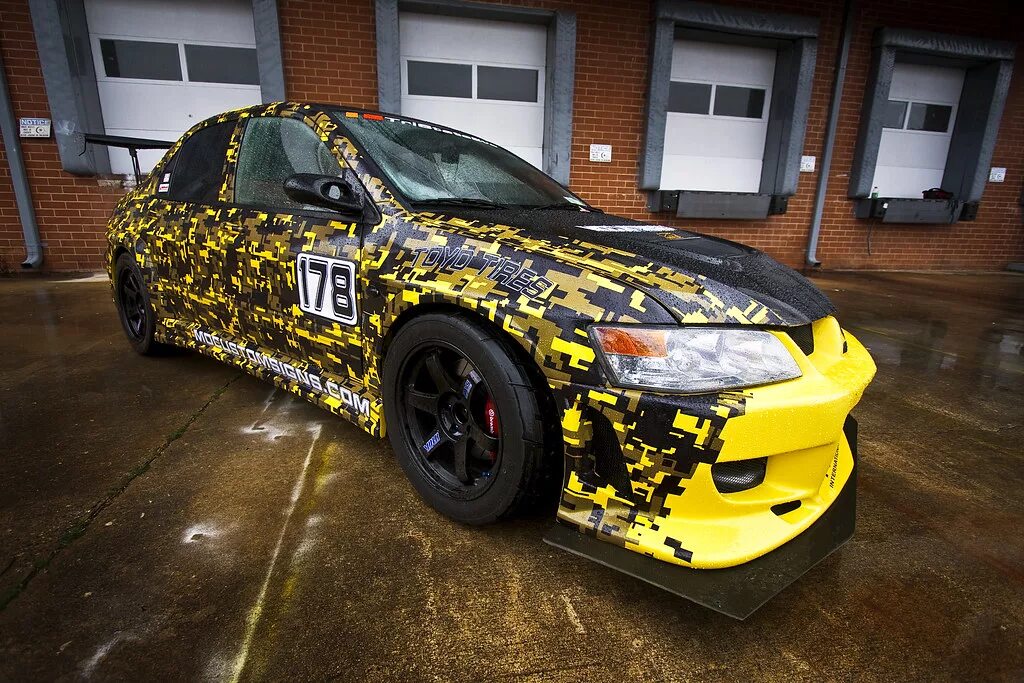 Фото винилов. Camo Wrap EVO. Жёлтый камуфляж на авто. Пленка желтый камуфляж. Желтый винил на авто.