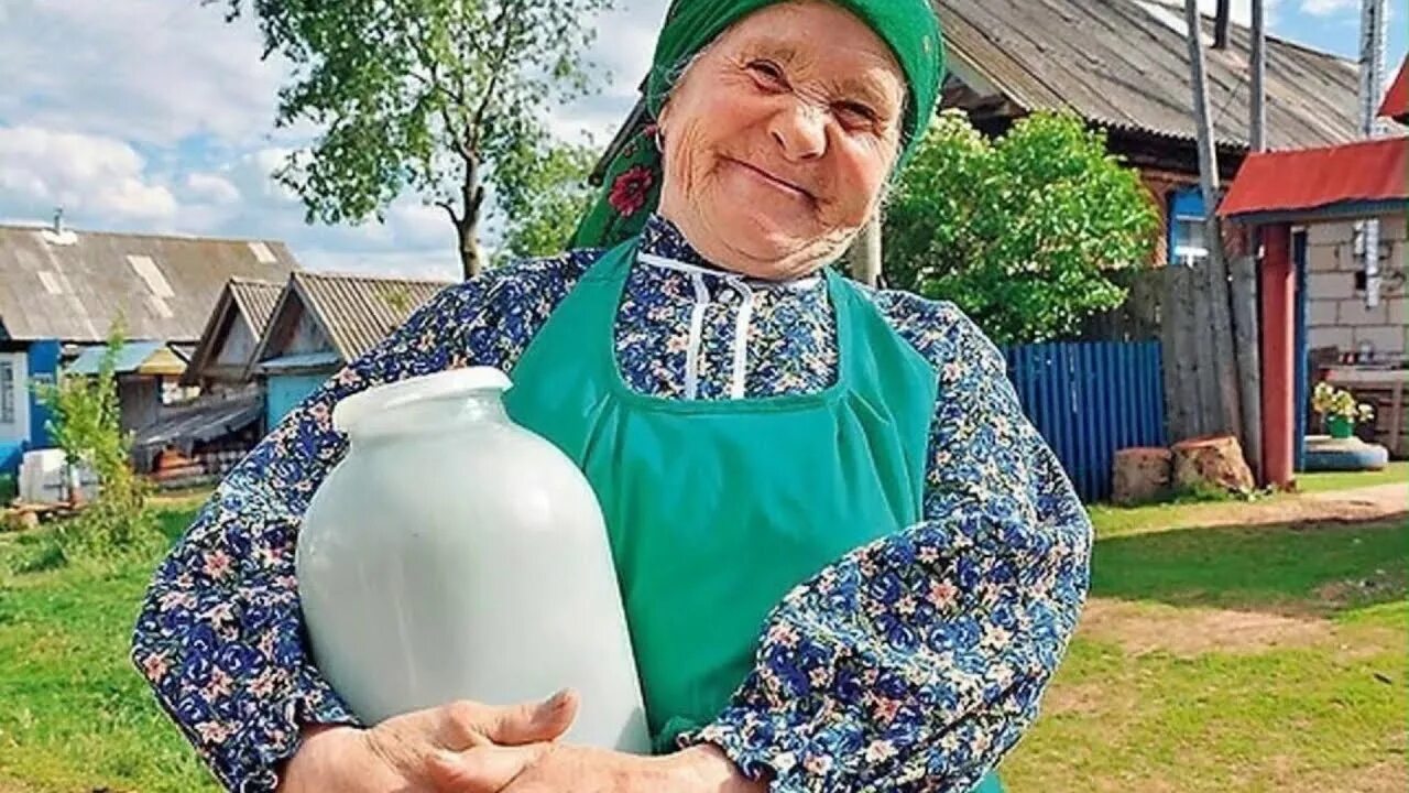 Бабка из деревни. Деревенская бабулька. Старушка в деревне. Босая бабушка. Деревенская бабулька.