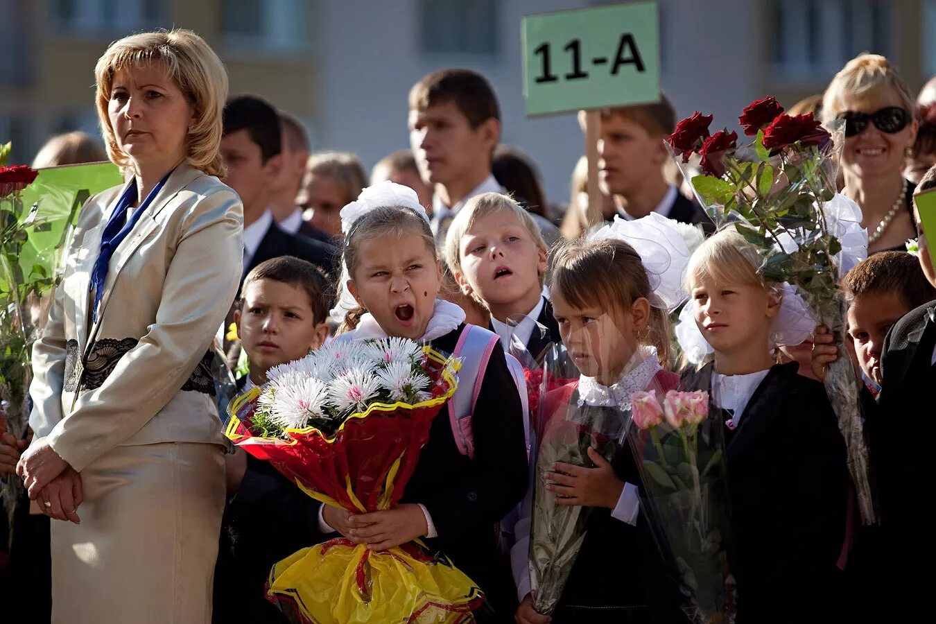 Как будут учиться школьники с 1 сентября. Школа 1 сентября. школьная линейка. школьники 1 сентября. дети в школе 1 сентября.