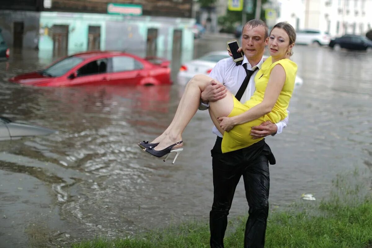 Мужчина спасает женщину. Мужчина спасает на руках девушку.