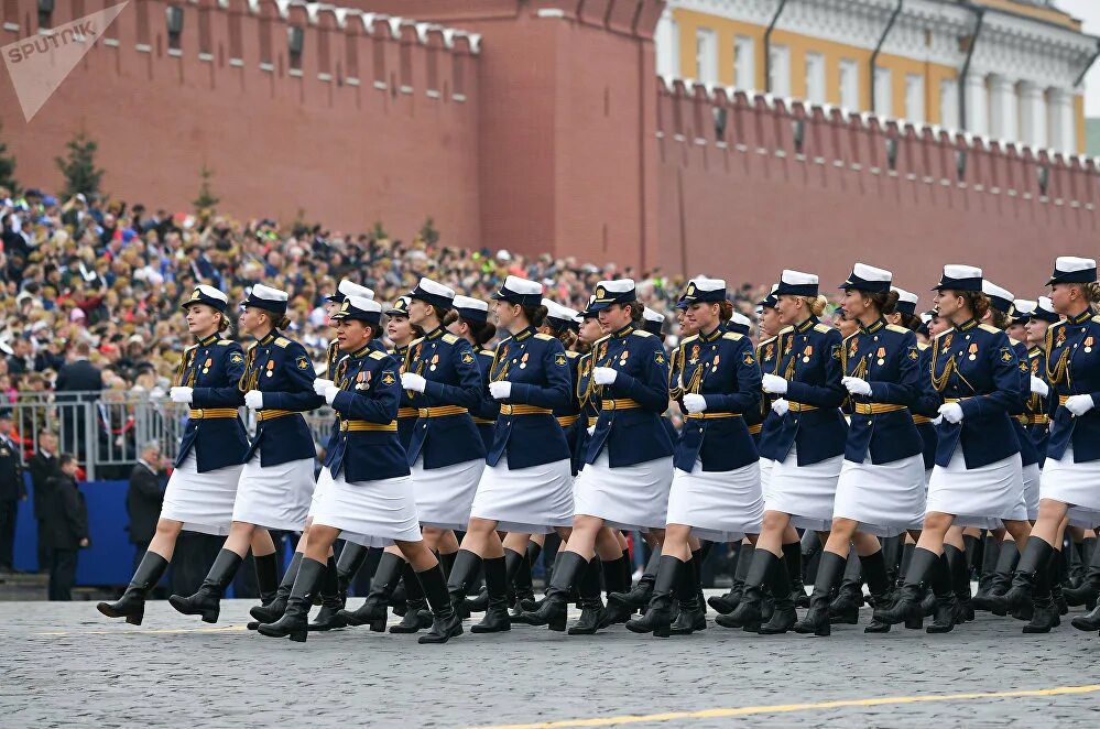 Женщины военнослужащие на параде. Девушки на параде. Девушки на параде. Парад победы. Женские войска на параде.